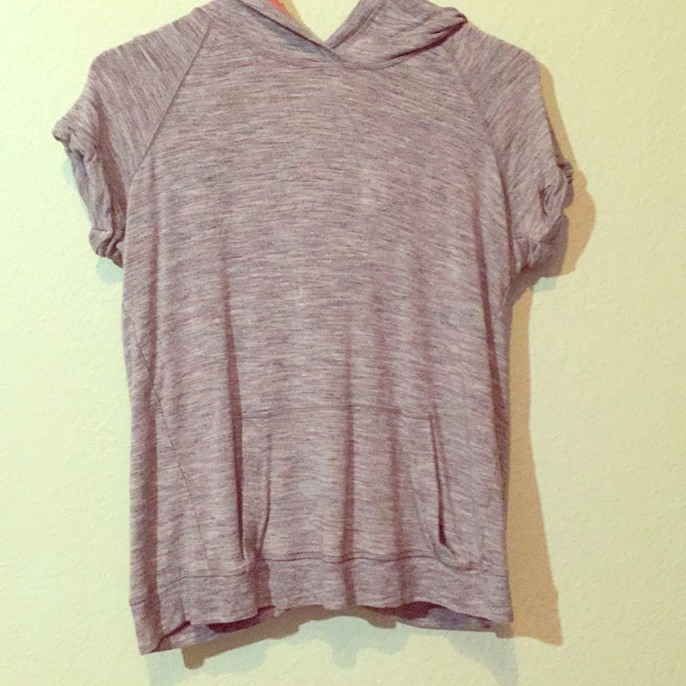 🌎A nice cozy sweater T-shirt from Athleta Girl